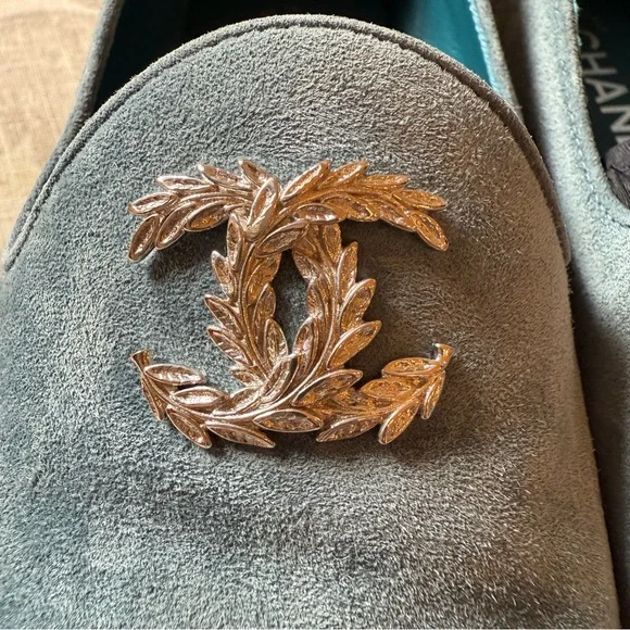 ๐ฏ Authentic CHANEL -- Brand New In Box -- Blue & Black Suede Loafers - Picture 9 of 11